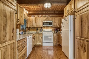 Smoky Mountain Pet Friendly Cabin - Cedar Lodge - Fully furnished kitchen