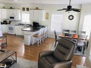 Spacious kitchen & dining area