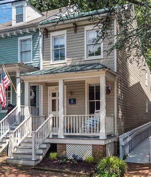 ★ Quaint & Historic ★ Our home is a detached historic home in the heart of Annapolis