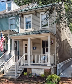 ★ Quaint & Historic ★ Our home is a detached historic home in the heart of Annapolis