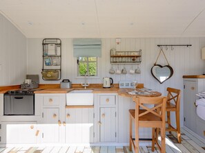 Light and airy living space | The Hut at Hole Farm, Alderbury