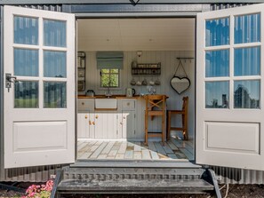 Main entrance to the holiday home | The Hut at Hole Farm, Alderbury