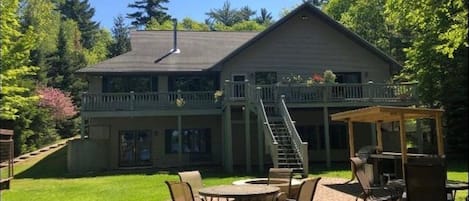 Lakeside Patio and Cookstation.