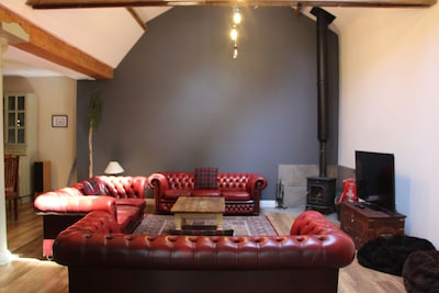 The Old Stables is close to the beach, with a hot tub, pool table & parking