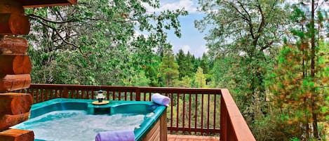 Enjoy soaking in the spa with a view! - Enjoy soaking in the spa with a view!