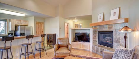 Twin Elk Lodge D16 - a SkyRun Breckenridge Property - Cozy living room with gas fireplace and flat screen TV