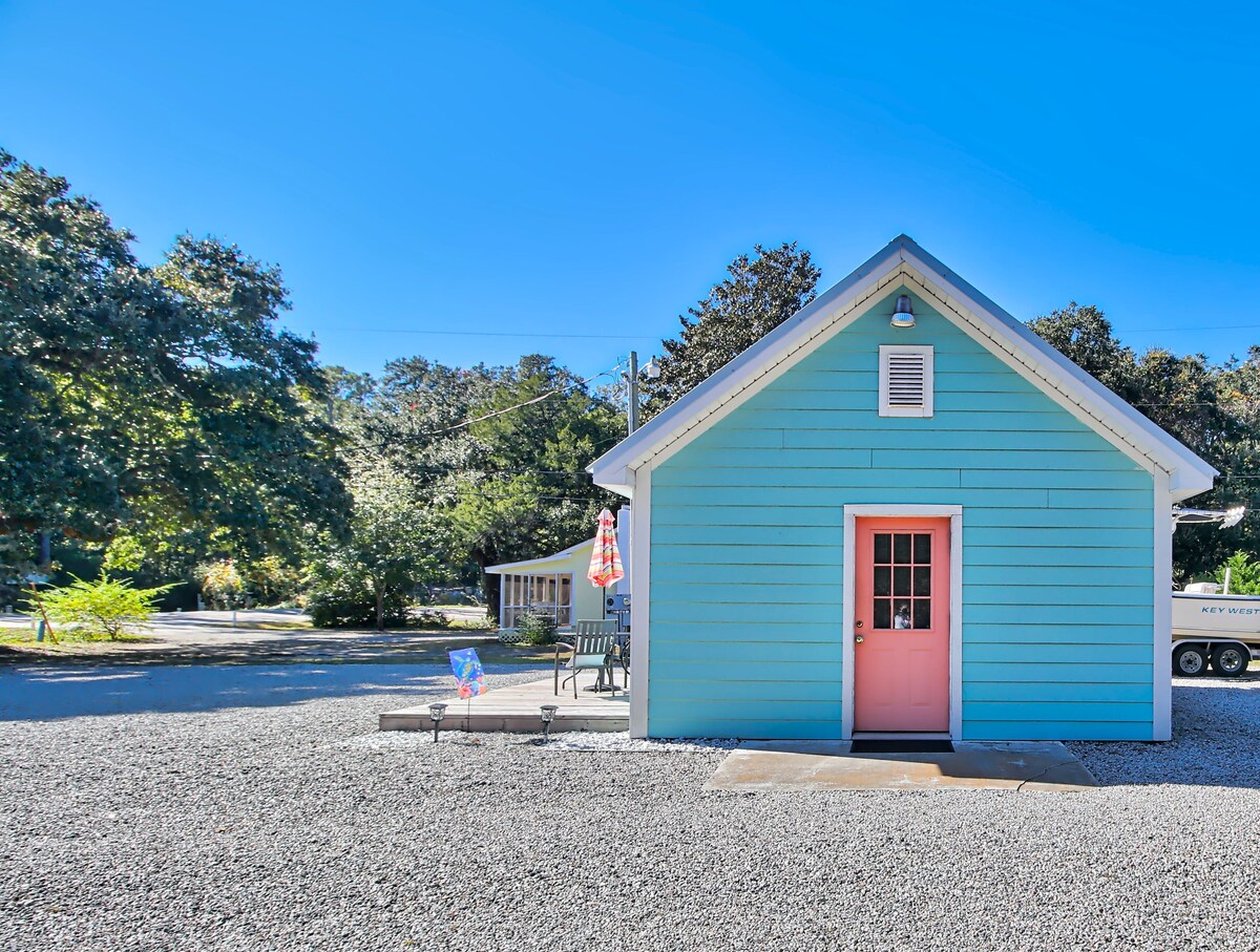 Tiny cottage with King bed, kitchen, dog friendly