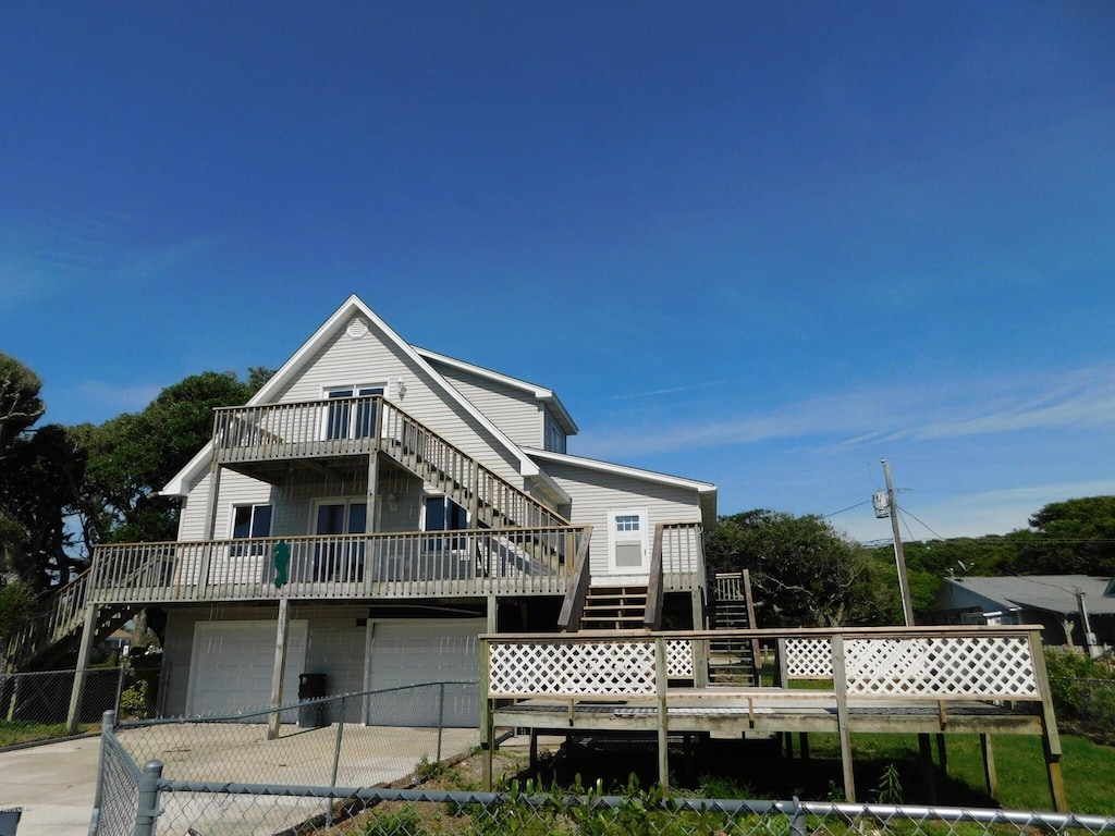 Quiet and quaint beach home with easy walking access to the ocean and ...