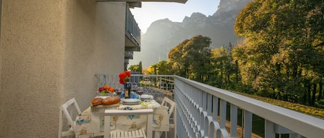 Der Balkon mit Blick auf die Berge zum Entspannen oder Essen im Freien