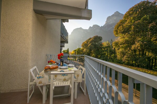 Il balcone con vista sulle montagne per rilassarsi o cenare all'aperto