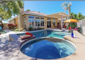 Relaxing Heated Pool with a Spa in the jacuzzi!