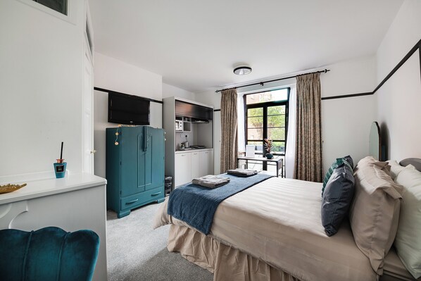 Studio Retreat: Bright space with modern decor, kitchenette, and delightful garden views!