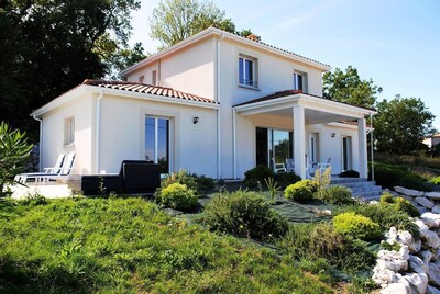 Casa de vacaciones moderna y lujosa en el sur de Francia con su propia piscina privada.