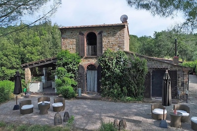 Fantastic Tuscan villa in a secluded location with pool and outdoor kitchen, close to the sea