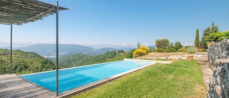 La Torre, villa privata in un'antica torre di avvistamento, con piscina