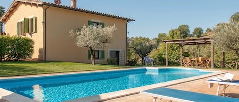 Colle Arponi, villa privata con piscina per 9 ospiti, Umbria