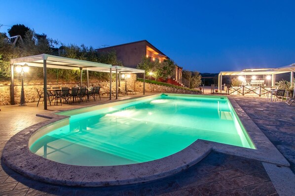 Todi House, moderne private Villa mit Pool