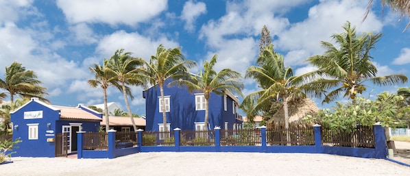 Vista frontal de la propiedad
