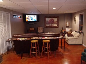 Living room with fully reclining sofa. Lots of movies available. 