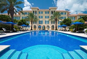 Villa Renaissance pool w/chaise lounges, side tables, umbrellas, dining tables