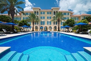 Villa Renaissance pool w/chaise lounges, side tables, umbrellas, dining tables