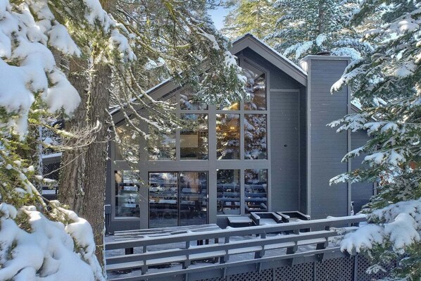 Exterior Photo in the Winter · Free Parking on Premise 
