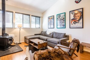 Living Room / Queen Sleeper Sofa / Wood Burning Fireplace / Flat Screen TV