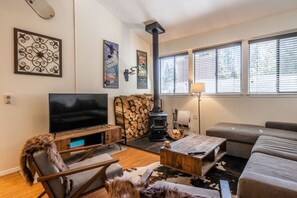 Living Room / Queen Sleeper Sofa / Wood Burning Fireplace / Flat Screen TV