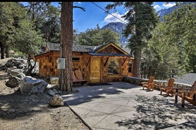Cabin 7 studio queen at Historic SnowCrest Lodge 