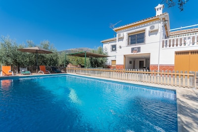 Low cost house, incredible location in the center of Andalucia, AC, WIFI, 12 pax.