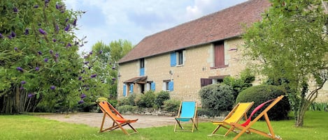 La maison et le jardin coté arrivée