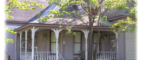 Quaint Victorian Cottage complete with Porch for Morning Coffee!