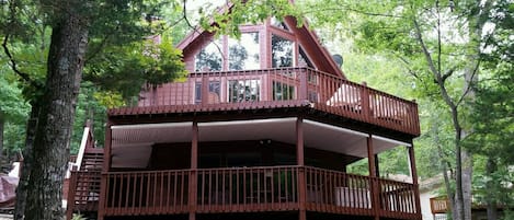 Front of the cabin facing the lake. 