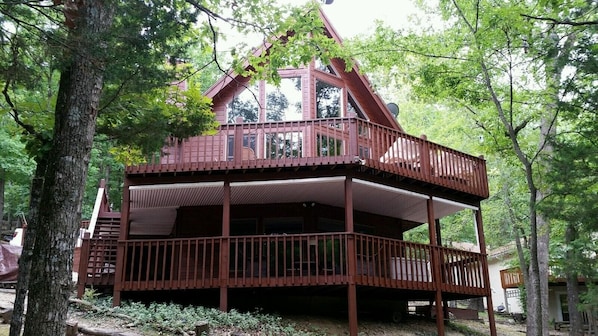 Front of the cabin facing the lake. 