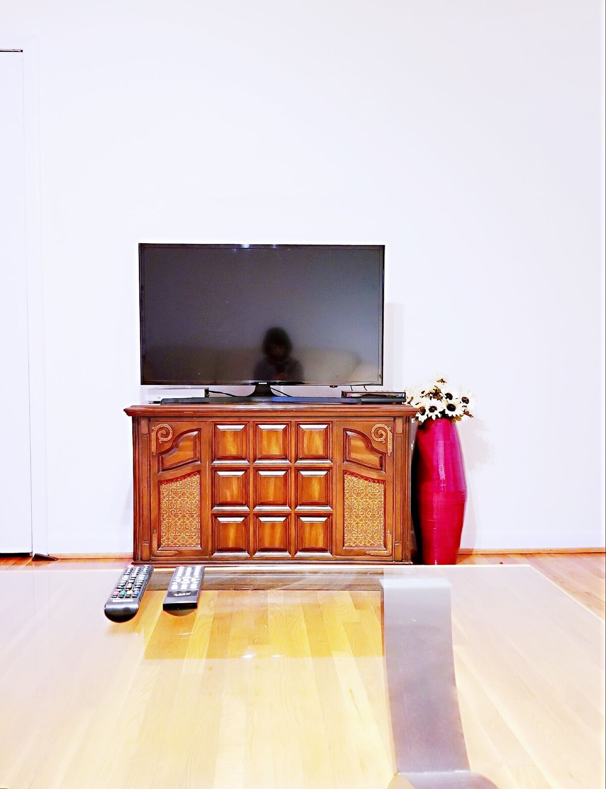 Near airport 3 bedroom house with new kitchen, need book for 30 days or more