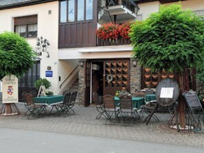 Weingut-Gästehaus R. Schroeder