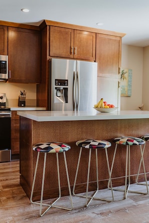 kitchen with large island seating area (2)