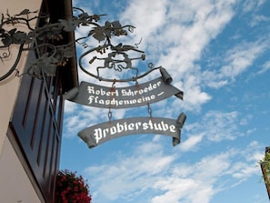 Weingut-Gästehaus R. Schroeder