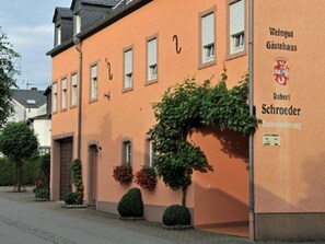 Weingut-Gästehaus R. Schroeder