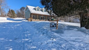 Vacation House right on OFSC trails with plenty of parking for trailers and sled