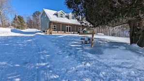 Vacation House right on OFSC trails with plenty of parking for trailers and sled