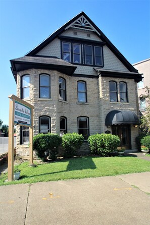 The Summit View Penthouse--3rd floor loft apartment of the Brownstone Victorian!