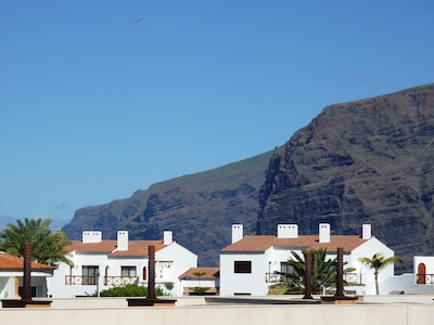  Luxuriöses Apartment mit großer Terrasse und Blick auf den Pool mit Blick auf die Klippen