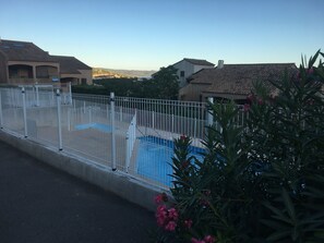 PISCINE EXTÉRIEURE COMMUNE DANS LA RÉSIDENCE OUVERTE 9H à 20H DE MAI À NOVEMBRE