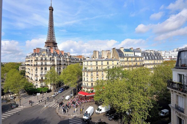 Enjoy a stay at the Bordeaux apartment with an unforgettable Eiffel Tower view!