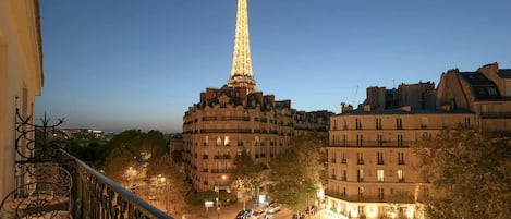 Enjoy a stay at the Bordeaux apartment with an unforgettable Eiffel Tower view!