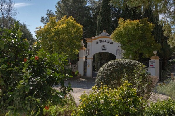 Vista frontal de la propiedad