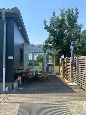 Terrasse und Eingang