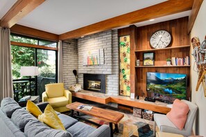 Living room, queen sleeper sofa, gas fireplace, HDTV, Blu-ray