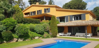 House with garden and pool, 30 min from Barcelona and 15 minutes walk from the beach.